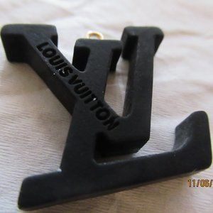 LOUIS VUITTON CHARM BLACK RESIN 1''